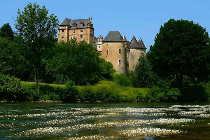 Randonnée aquatique pour visiter château en Dordogne